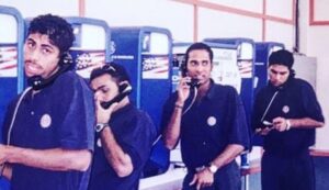 टेलीफोन पर बात करते खिलाड़ी