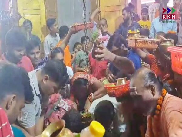 Maha Shivratri 2025: Devotees Flock to Temples Across India, Long Queue Forms Outside Baba Garibnath Temple in Muzaffarpur